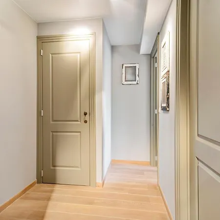 Charming Sunny Duplex With 2 Large Terraces And Private Parking In דירה *